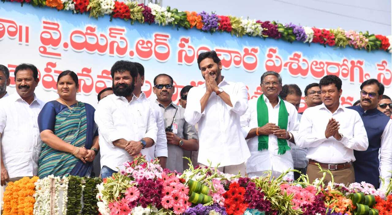 మూగ జీవాలకు మెరుగైన వైద్య సేవలు.. రెండో దశ వైఎస్సార్ సంచార పశు ఆరోగ్య సేవలను ప్రారంభించిన సీఎం జగన్