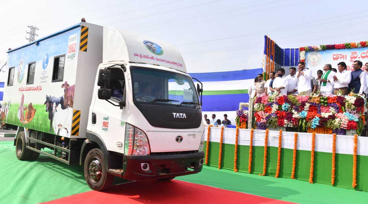 మూగ జీవాలకు మెరుగైన వైద్య సేవలు.. రెండో దశ వైఎస్సార్ సంచార పశు ఆరోగ్య సేవలను ప్రారంభించిన సీఎం జగన్