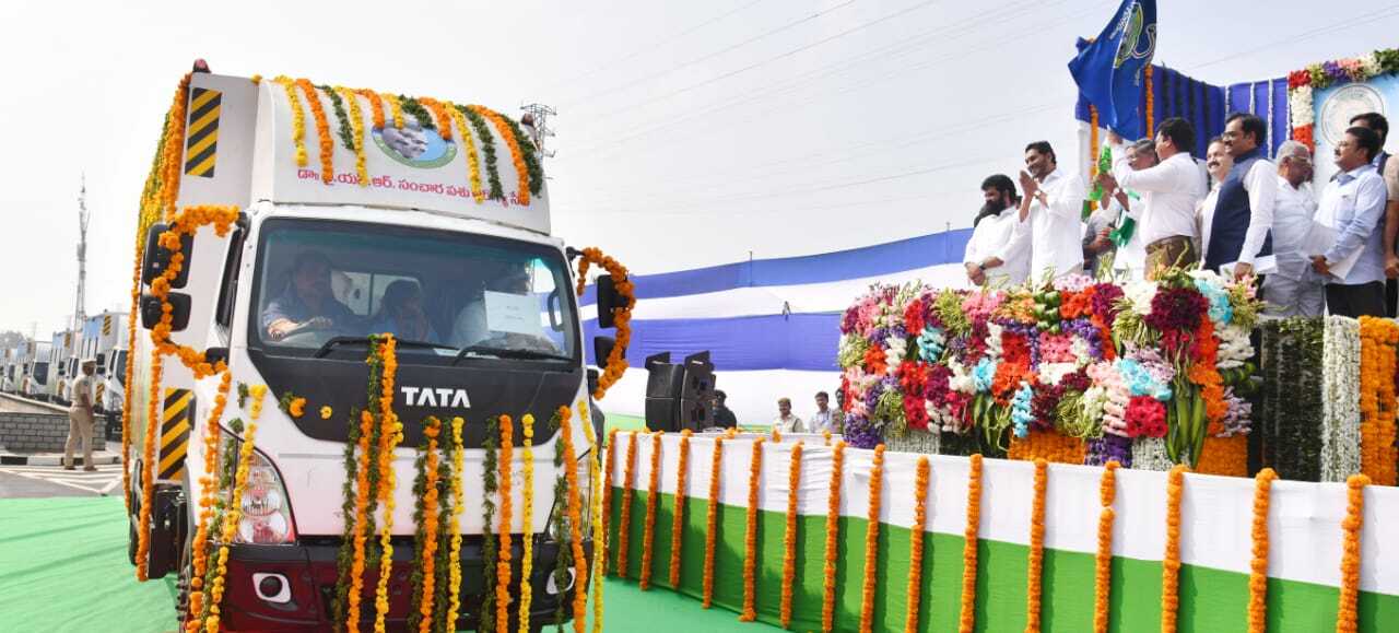 మూగ జీవాలకు మెరుగైన వైద్య సేవలు.. రెండో దశ వైఎస్సార్ సంచార పశు ఆరోగ్య సేవలను ప్రారంభించిన సీఎం జగన్