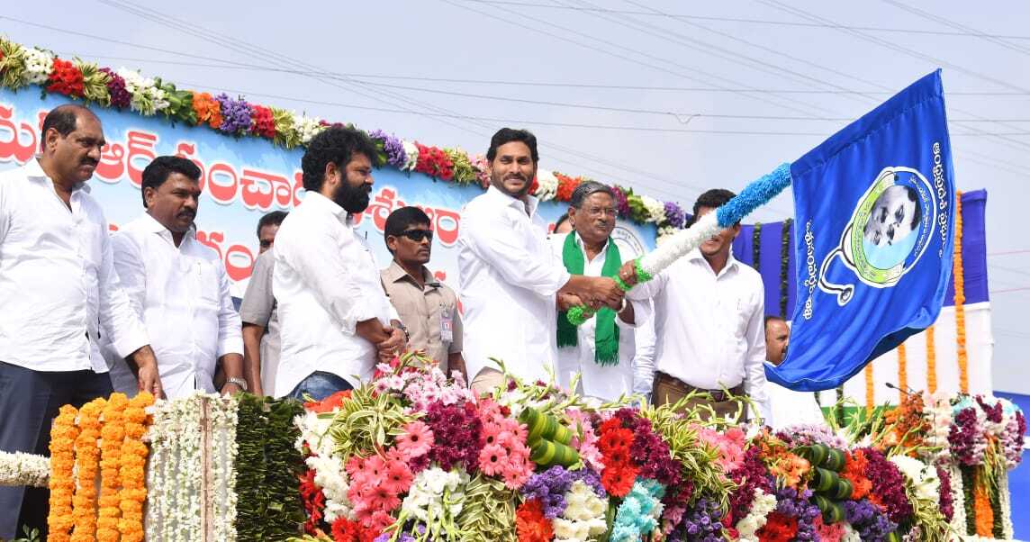 మూగ జీవాలకు మెరుగైన వైద్య సేవలు.. రెండో దశ వైఎస్సార్ సంచార పశు ఆరోగ్య సేవలను ప్రారంభించిన సీఎం జగన్