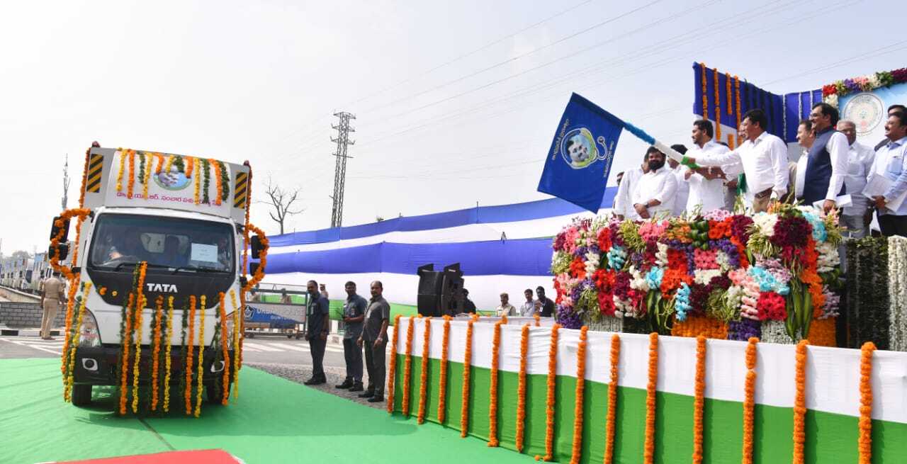 మూగ జీవాలకు మెరుగైన వైద్య సేవలు.. రెండో దశ వైఎస్సార్ సంచార పశు ఆరోగ్య సేవలను ప్రారంభించిన సీఎం జగన్