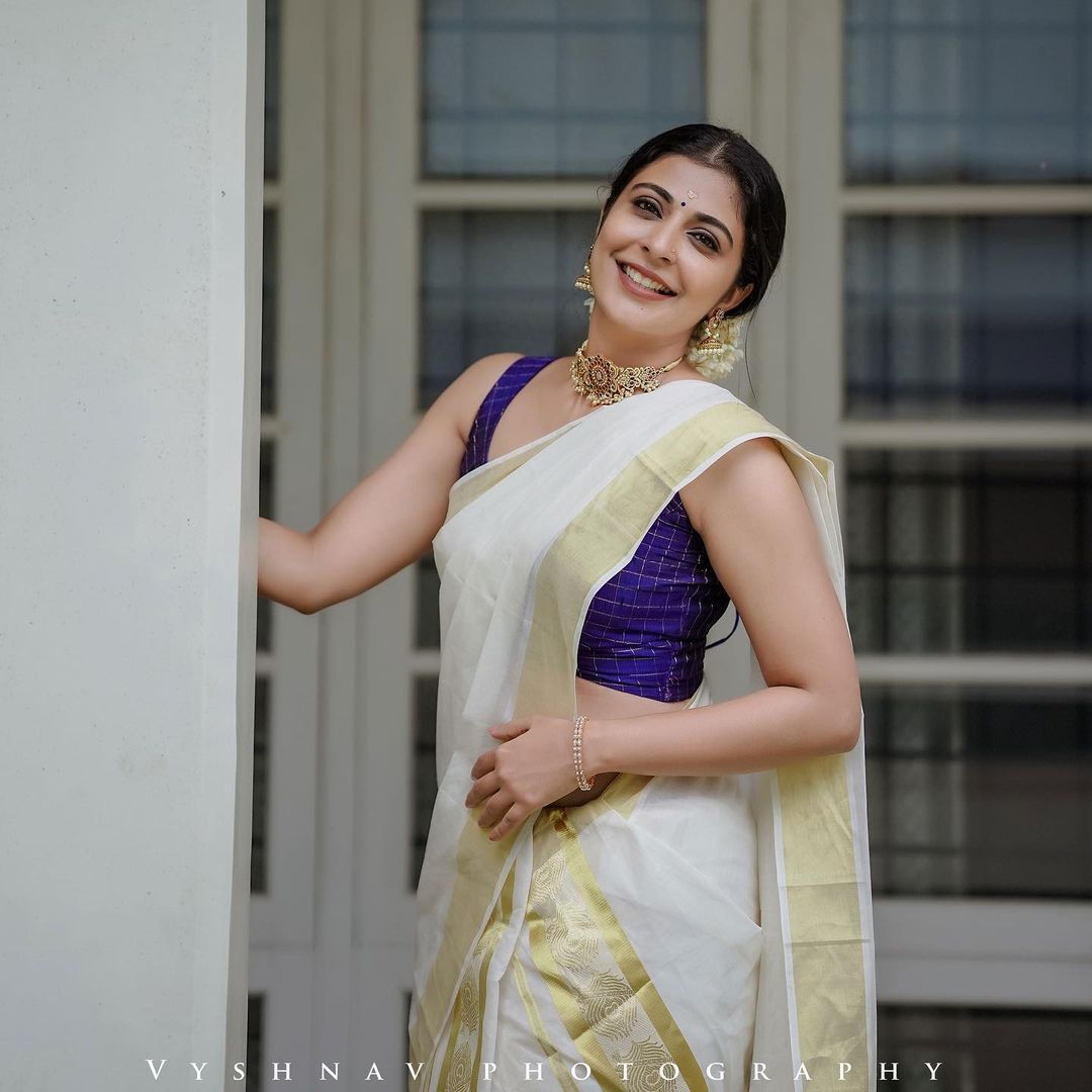 Leona Lishoy: സൂപ്പർ സ്റ്റൈലിഷ് ലുക്കിൽ ലിയോണ; ജിന്നിലെ താര കോശിയെ ഏറ്റെടുത്ത് ആരാധകർ, ചിത്രങ്ങൾ കാണാം