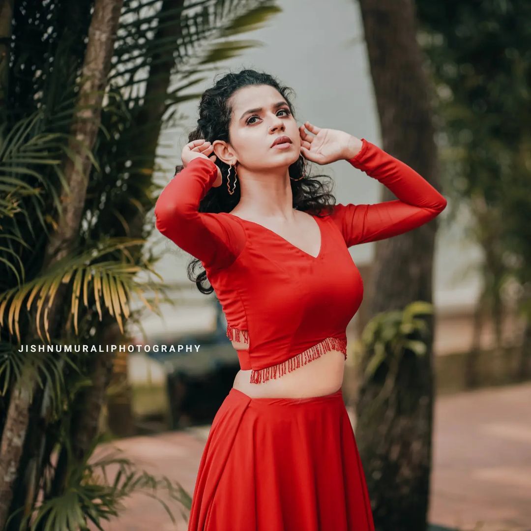 Meenakshi Raveendran: ബോള്‍ഡ് ആന്‍ഡ് ഗ്ലാമറസില്‍ മീനാക്ഷി; ഫോട്ടോ ഒരു രക്ഷയുമില്ലെന്ന് ആരാധകര്‍, വൈറല്‍