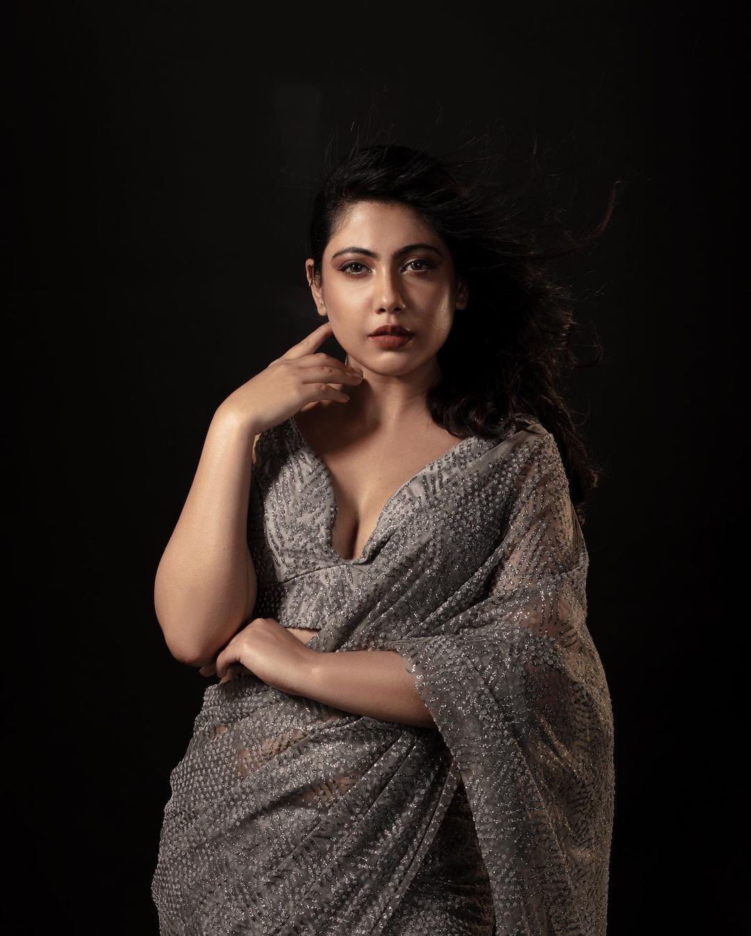 Nayana Elza: ട്രഡീഷണൽ‌ ‌ക്വീൻ... കറുപ്പ് സാരിയിൽ രവി വർമ ചിത്രം പോലെ നയന എൽസ!