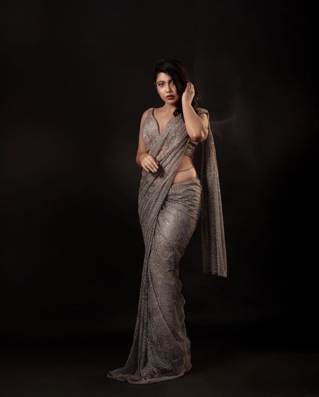 Nayana Elza: ട്രഡീഷണൽ‌ ‌ക്വീൻ... കറുപ്പ് സാരിയിൽ രവി വർമ ചിത്രം പോലെ നയന എൽസ!