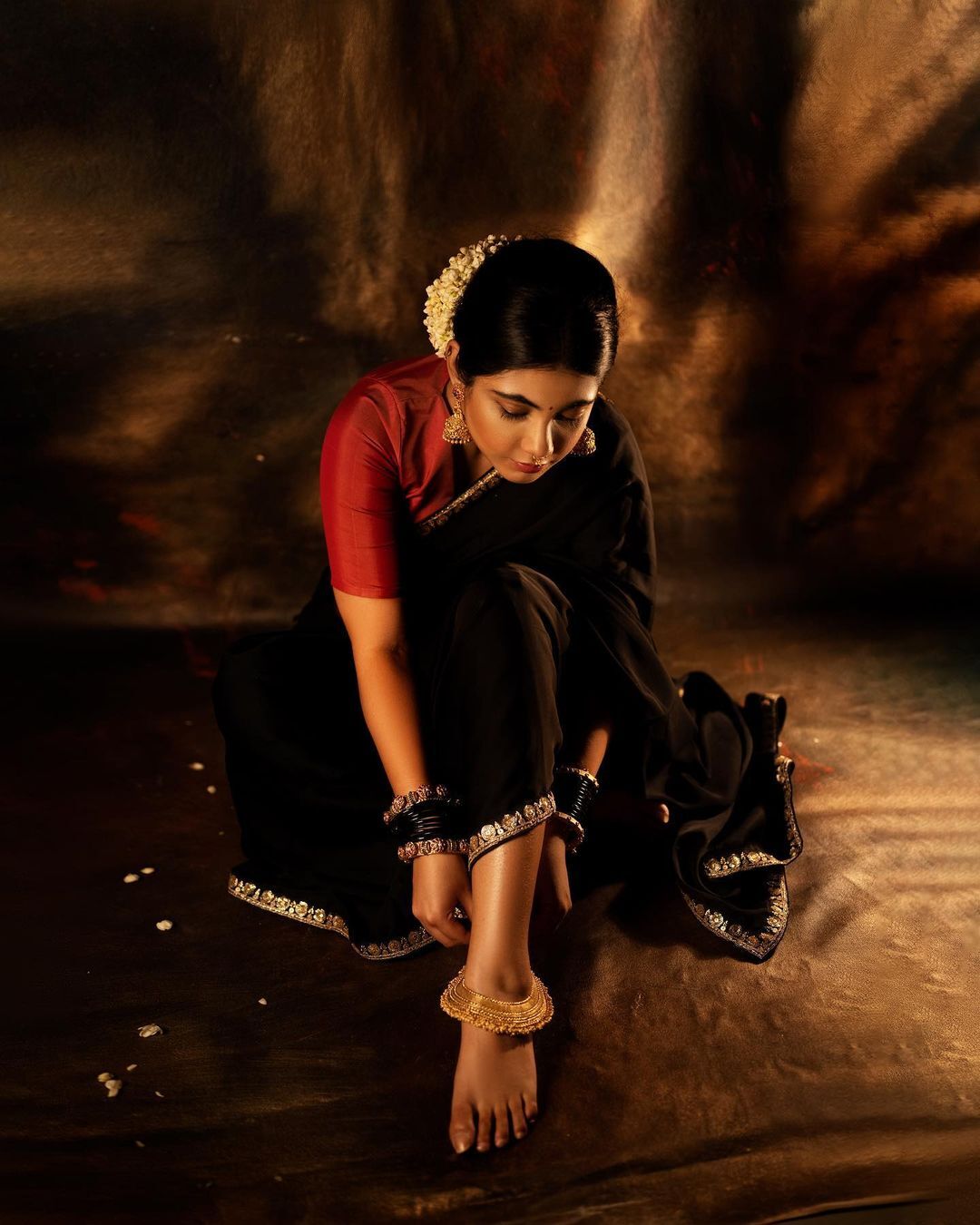 Nayana Elza: ട്രഡീഷണൽ‌ ‌ക്വീൻ... കറുപ്പ് സാരിയിൽ രവി വർമ ചിത്രം പോലെ നയന എൽസ!