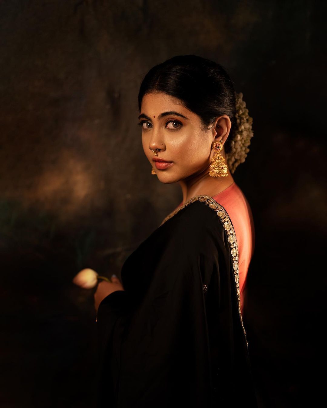 Nayana Elza: ട്രഡീഷണൽ‌ ‌ക്വീൻ... കറുപ്പ് സാരിയിൽ രവി വർമ ചിത്രം പോലെ നയന എൽസ!