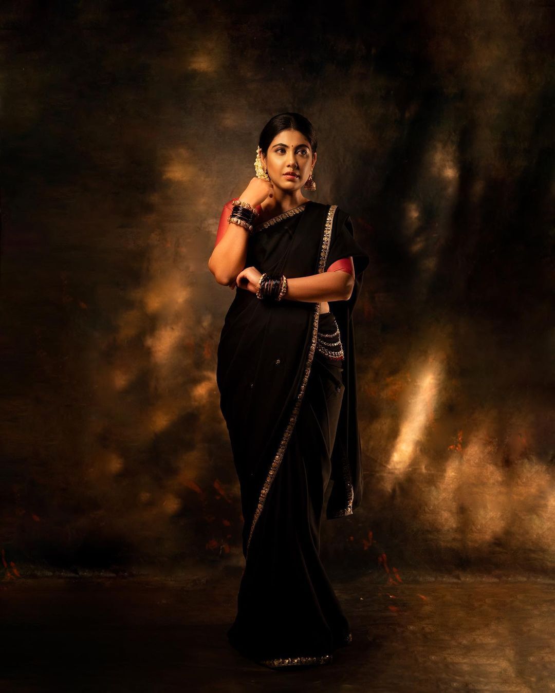 Nayana Elza: ട്രഡീഷണൽ‌ ‌ക്വീൻ... കറുപ്പ് സാരിയിൽ രവി വർമ ചിത്രം പോലെ നയന എൽസ!