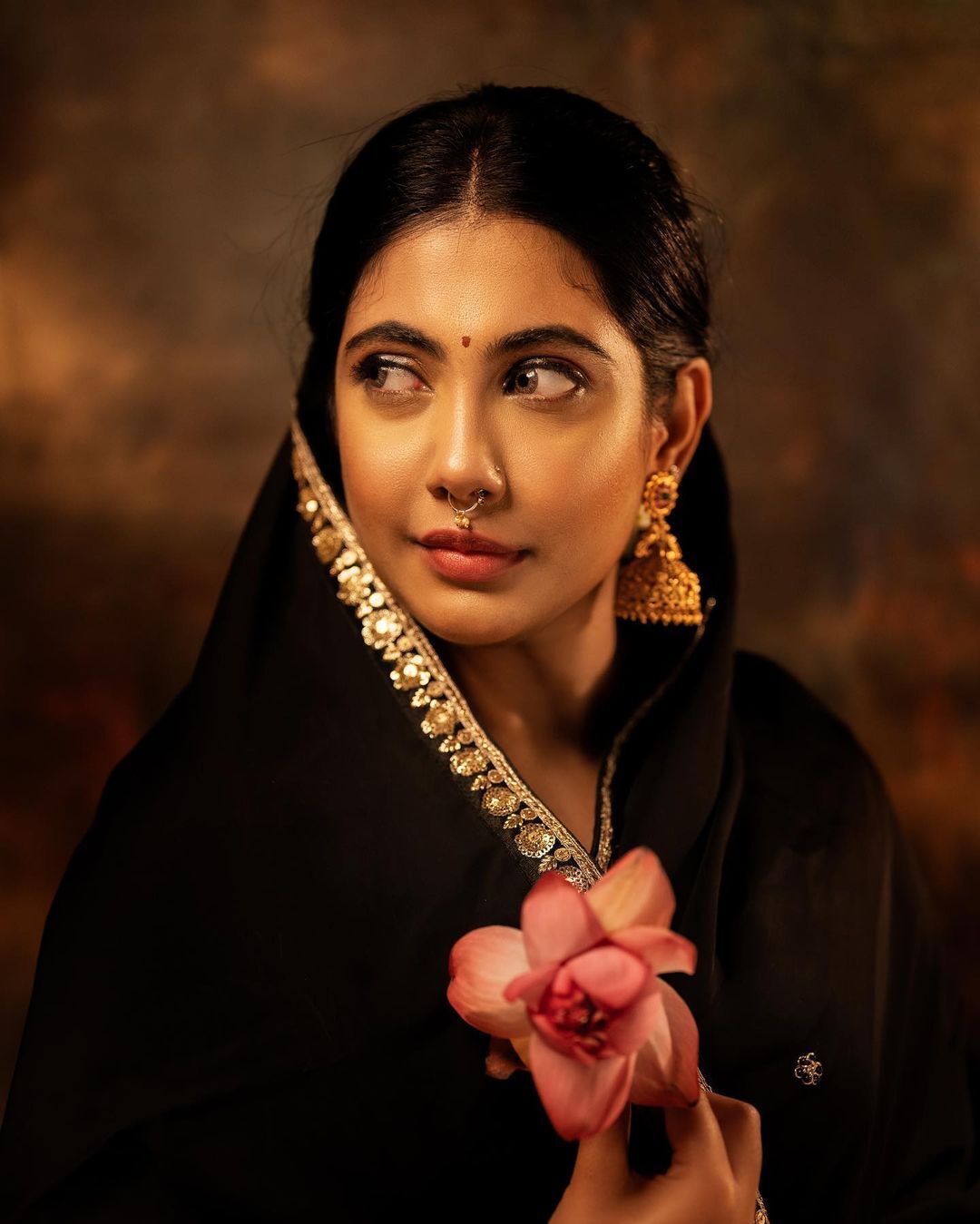 Nayana Elza: ട്രഡീഷണൽ‌ ‌ക്വീൻ... കറുപ്പ് സാരിയിൽ രവി വർമ ചിത്രം പോലെ നയന എൽസ!