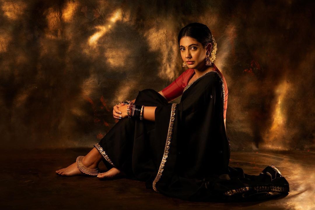 Nayana Elza: ട്രഡീഷണൽ‌ ‌ക്വീൻ... കറുപ്പ് സാരിയിൽ രവി വർമ ചിത്രം പോലെ നയന എൽസ!