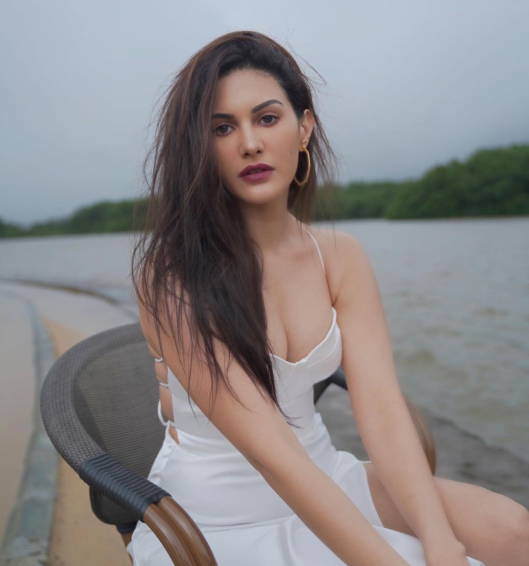 शिमरी थाई हाई स्लिट आउटफिट में Amyra Dastur ने दी किलर स्माइल, Photos देखकर दीवाने हुए यूजर्स