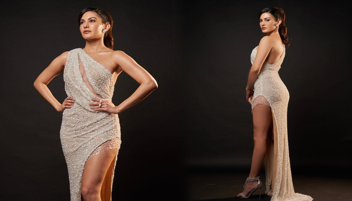 शिमरी थाई हाई स्लिट आउटफिट में Amyra Dastur ने दी किलर स्माइल, Photos देखकर दीवाने हुए यूजर्स