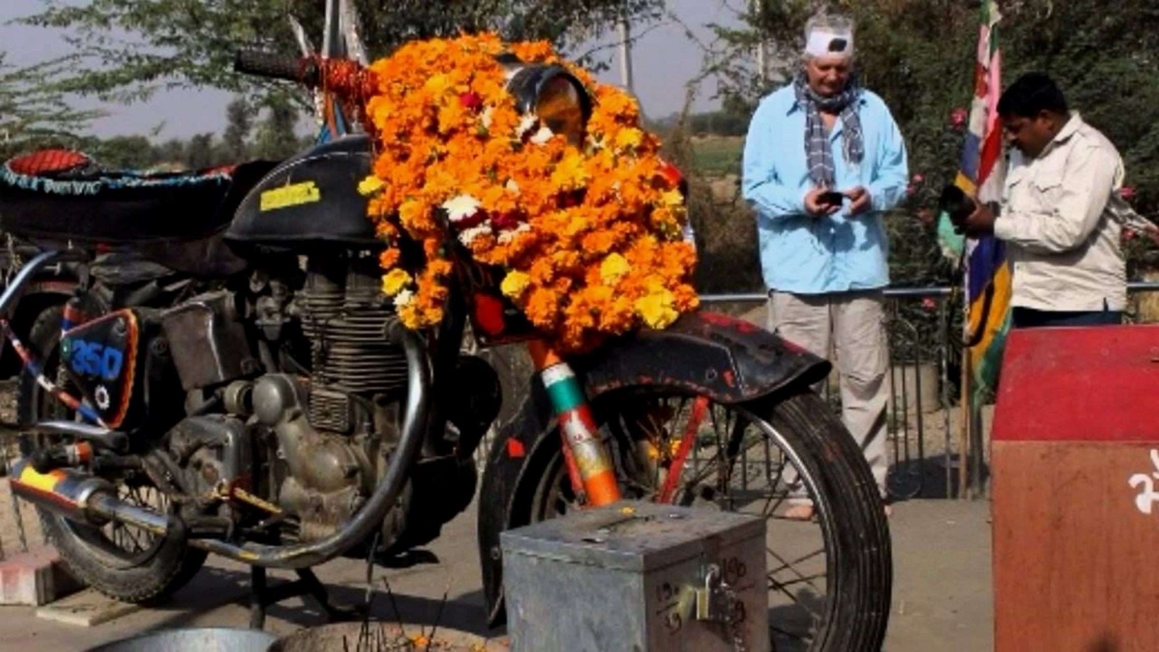 Om Banna Bullet : राजस्‍थान के गांव चोटिला में क्‍यों होती है ओम बन्‍ना की Royal Enfield बुलेट की पूजा? 