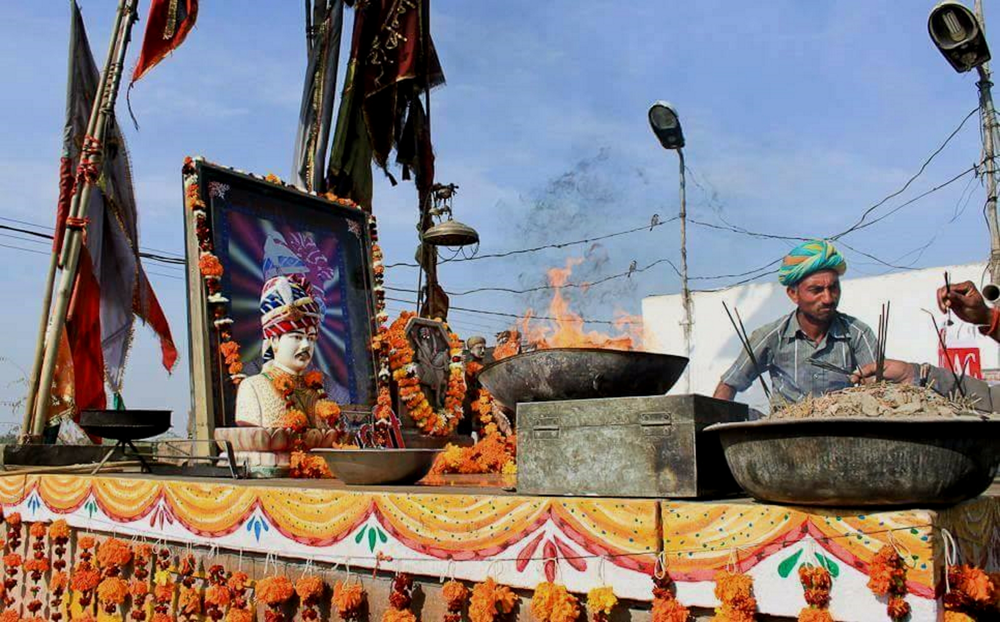 Om Banna Bullet : राजस्‍थान के गांव चोटिला में क्‍यों होती है ओम बन्‍ना की Royal Enfield बुलेट की पूजा? 