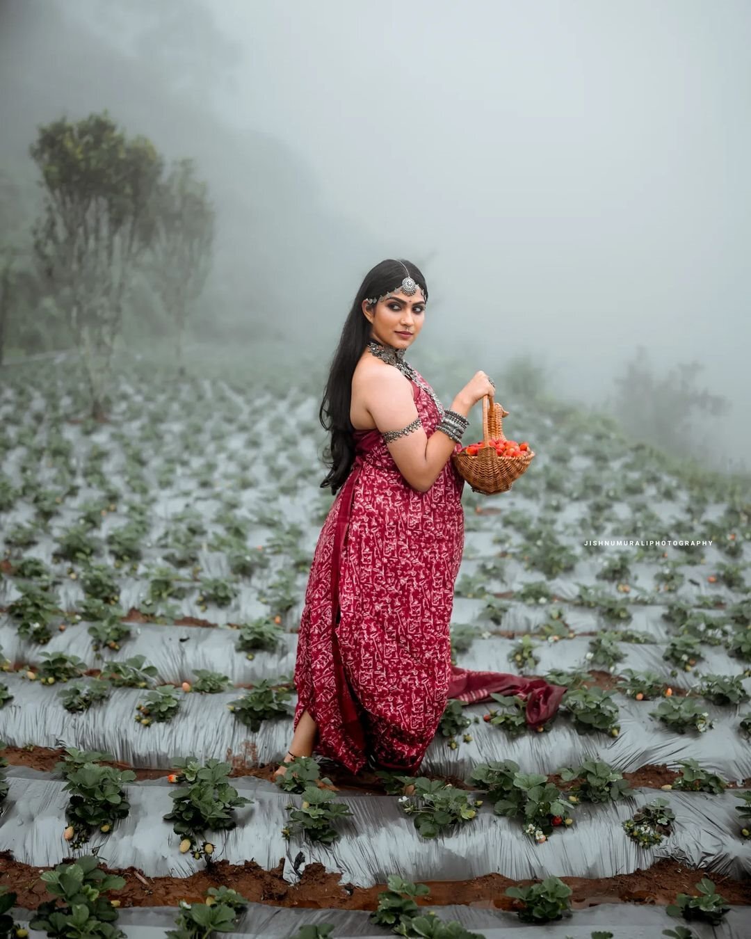 Swasika: പ്രകൃതിയും കാർത്തുമ്പിയും... കാന്തല്ലൂരിൻ മഞ്ഞിലലിഞ്ഞ് സ്വാസിക; ആരാധകരുടെ മനം മയക്കി നടിയുടെ ഫോട്ടോഷൂട്ട്