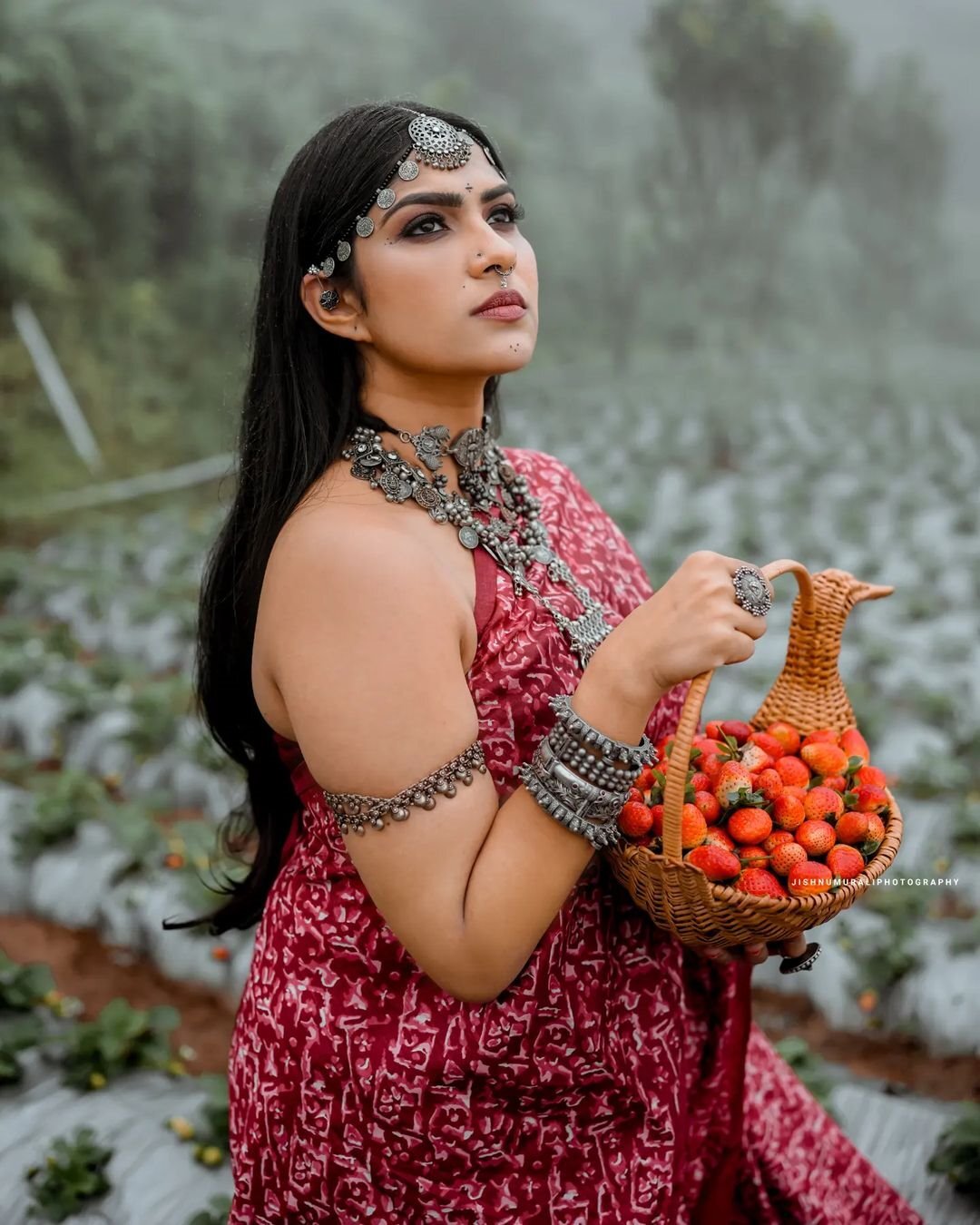 Swasika: പ്രകൃതിയും കാർത്തുമ്പിയും... കാന്തല്ലൂരിൻ മഞ്ഞിലലിഞ്ഞ് സ്വാസിക; ആരാധകരുടെ മനം മയക്കി നടിയുടെ ഫോട്ടോഷൂട്ട്