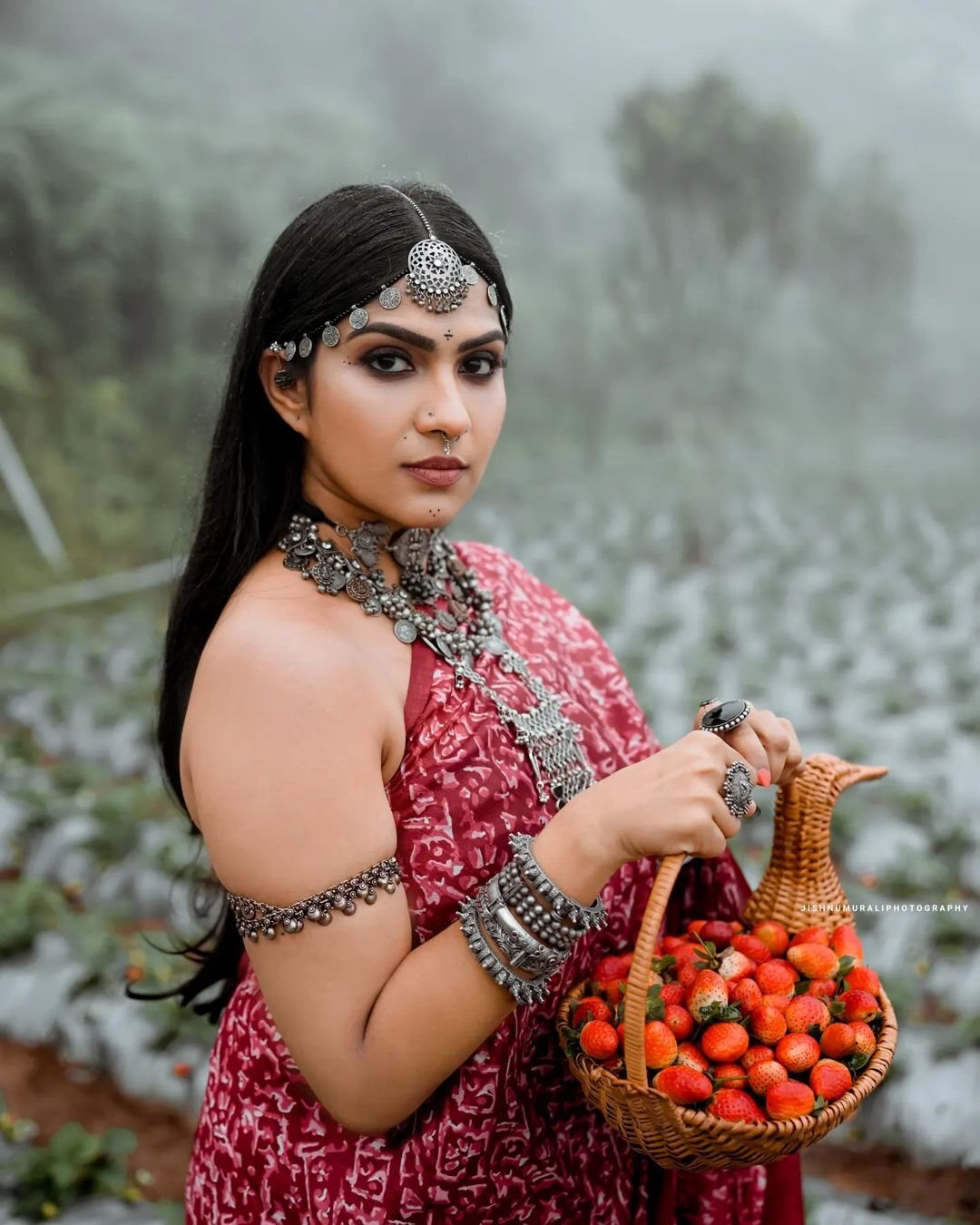 Swasika: പ്രകൃതിയും കാർത്തുമ്പിയും... കാന്തല്ലൂരിൻ മഞ്ഞിലലിഞ്ഞ് സ്വാസിക; ആരാധകരുടെ മനം മയക്കി നടിയുടെ ഫോട്ടോഷൂട്ട്