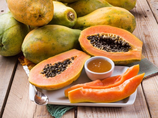 Hair Care: വീട്ടില്‍ ഒരു മുറി പപ്പായ ഉണ്ടോ: എങ്കില്‍ മുടി കൊഴിച്ചിലിനും താരനും പരിഹാരം തേടി വേറെങ്ങും പോവണ്ട