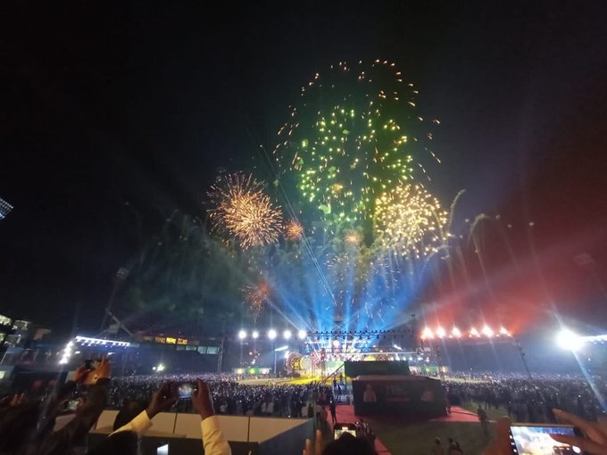 ରଙ୍ଗିନ୍‌ ଆତସବାଜିରେ ଝଲସିଲା ବାରବାଟୀ ଆକାଶ