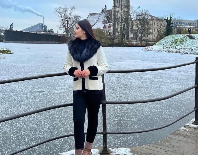   IAS Athar Aamir की बेगम महरीन ने शेयर की लेटेस्ट फोटो, लोगों ने पूछा कब दे रही हैं Good news ? 