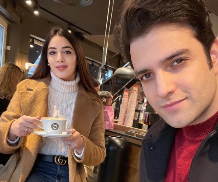   IAS Athar Aamir की बेगम महरीन ने शेयर की लेटेस्ट फोटो, लोगों ने पूछा कब दे रही हैं Good news ? 