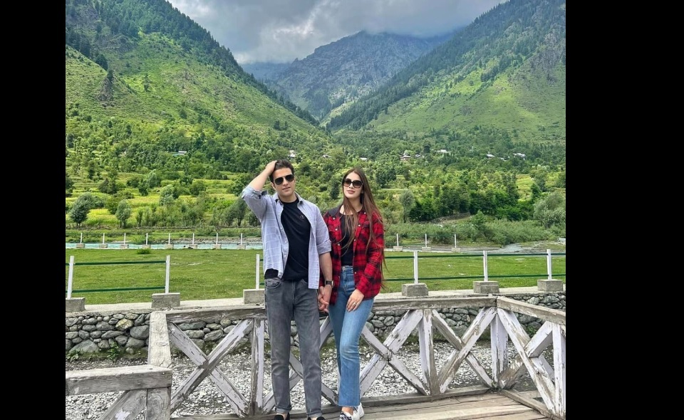   IAS Athar Aamir की बेगम महरीन ने शेयर की लेटेस्ट फोटो, लोगों ने पूछा कब दे रही हैं Good news ? 