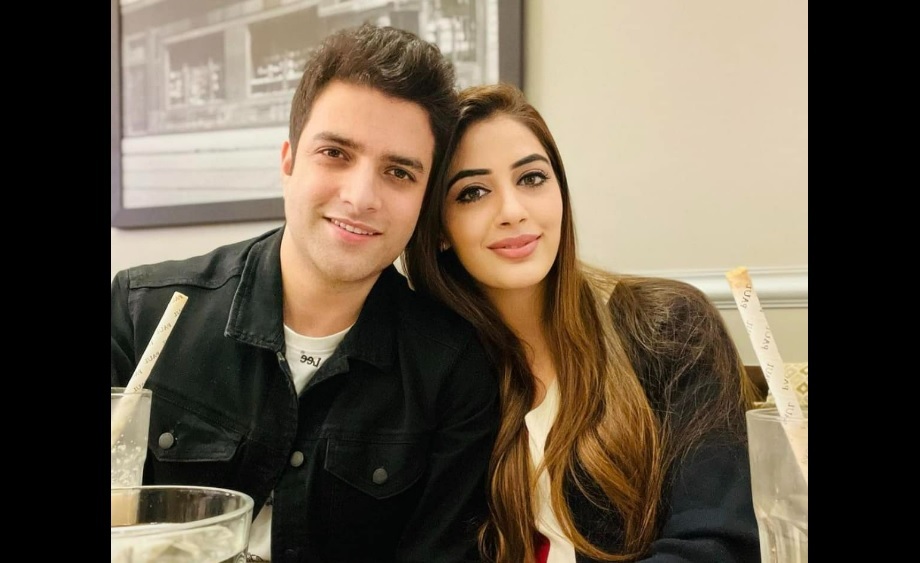   IAS Athar Aamir की बेगम महरीन ने शेयर की लेटेस्ट फोटो, लोगों ने पूछा कब दे रही हैं Good news ? 