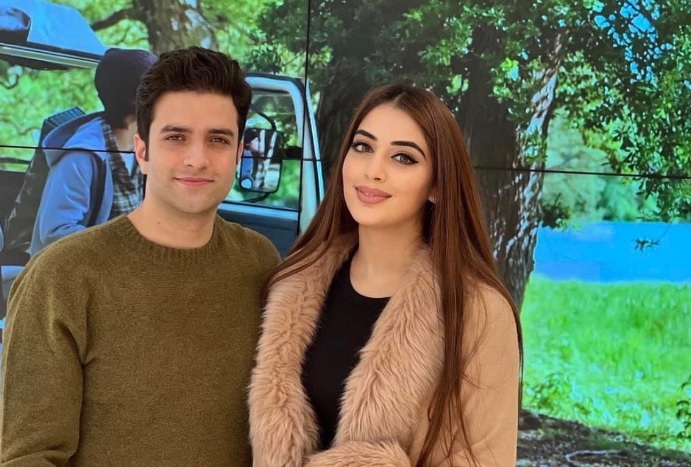   IAS Athar Aamir की बेगम महरीन ने शेयर की लेटेस्ट फोटो, लोगों ने पूछा कब दे रही हैं Good news ? 