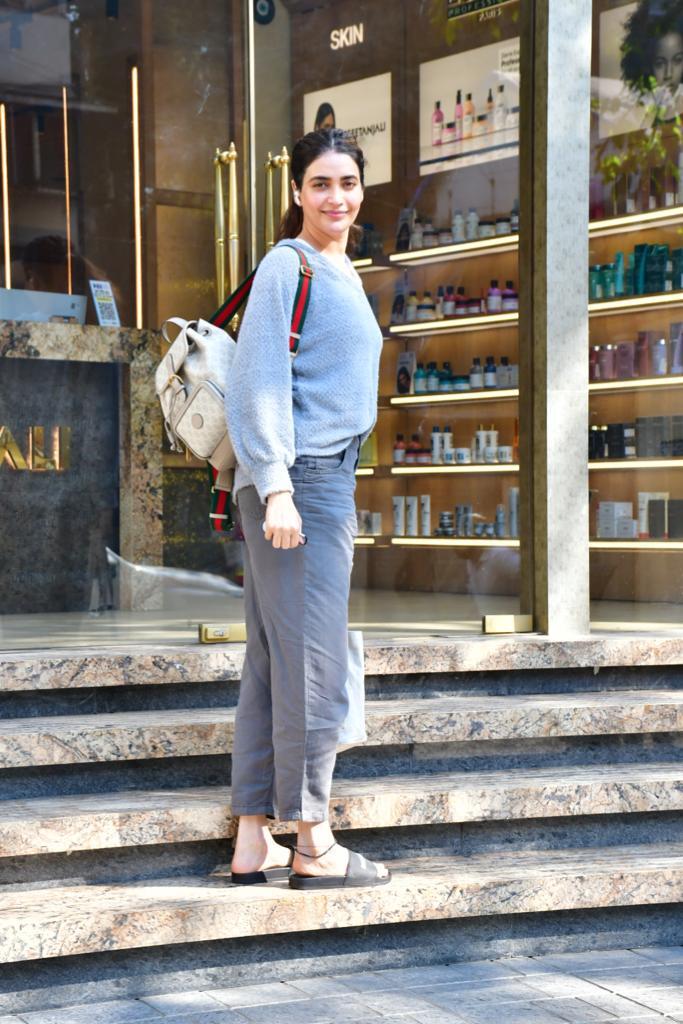सिंपल लुक में सैलून के बाहर नजर आई karishma Tanna, स्टाइलिश फैशन देख नेटिजन्स हुए दीवाने 