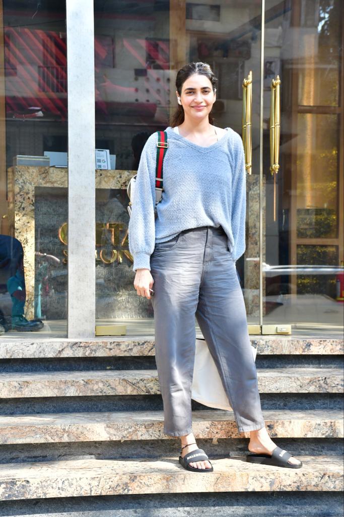 सिंपल लुक में सैलून के बाहर नजर आई karishma Tanna, स्टाइलिश फैशन देख नेटिजन्स हुए दीवाने 