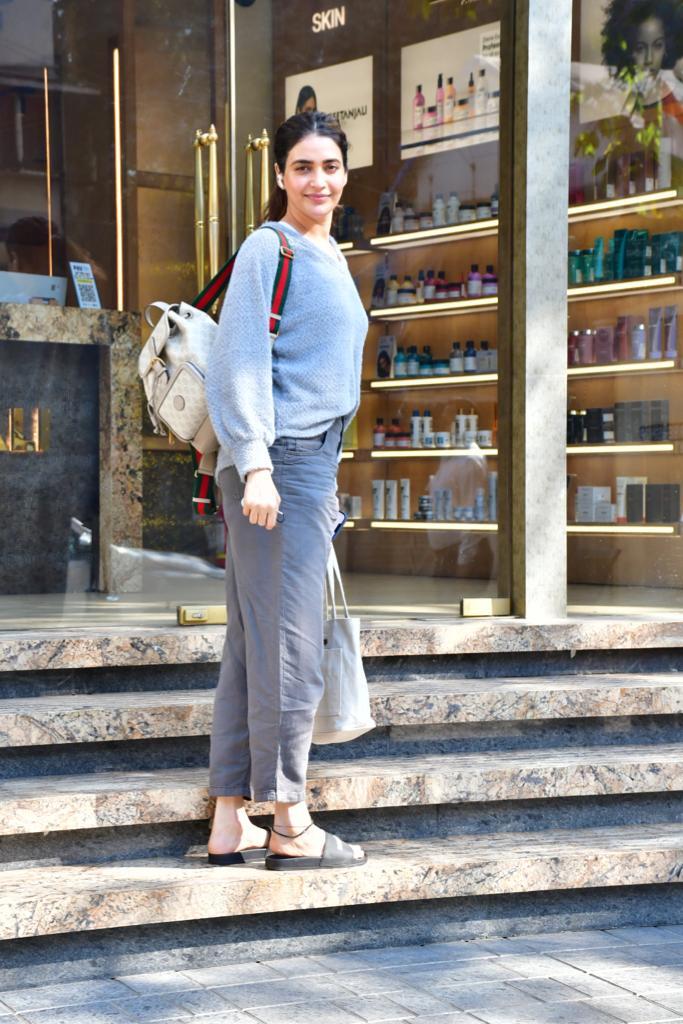 सिंपल लुक में सैलून के बाहर नजर आई karishma Tanna, स्टाइलिश फैशन देख नेटिजन्स हुए दीवाने 