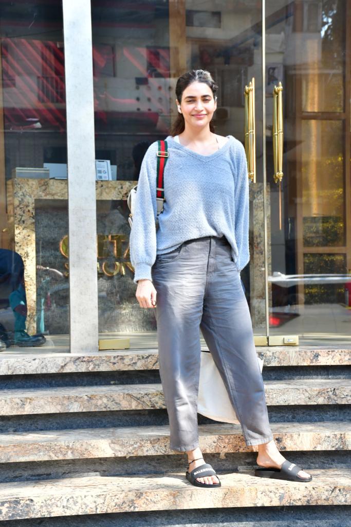 सिंपल लुक में सैलून के बाहर नजर आई karishma Tanna, स्टाइलिश फैशन देख नेटिजन्स हुए दीवाने 