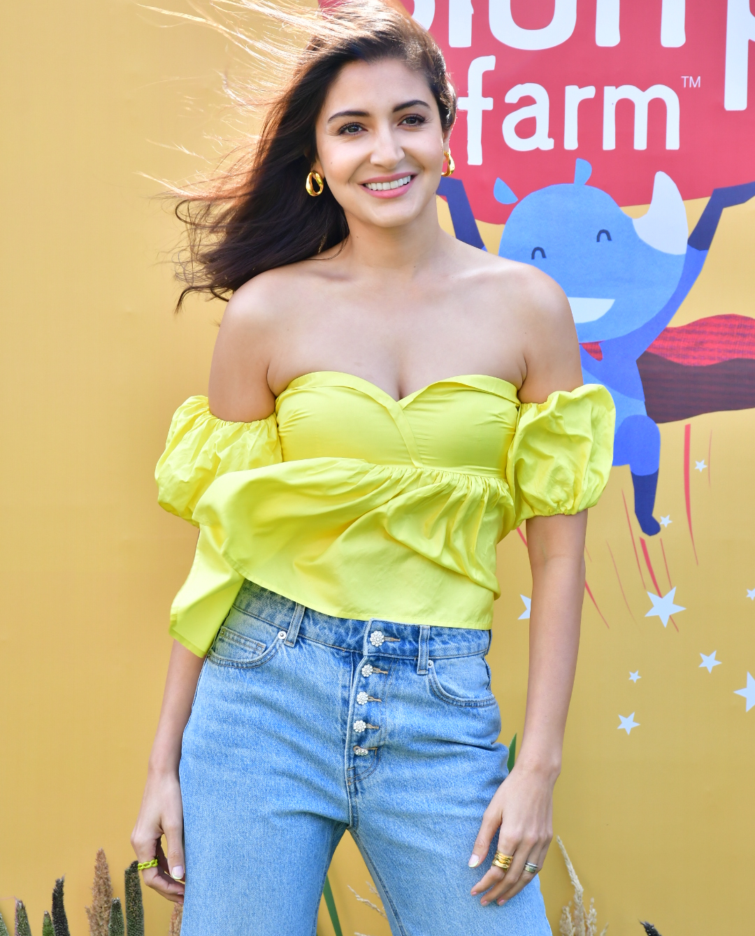 Photos: अनुष्का शर्मा ने पहनी ऐसी रिवीलिंग ड्रेस, तेज हवा में हो जातीं Oops मोमेंट का शिकार, संभालती रहीं ड्रेस
