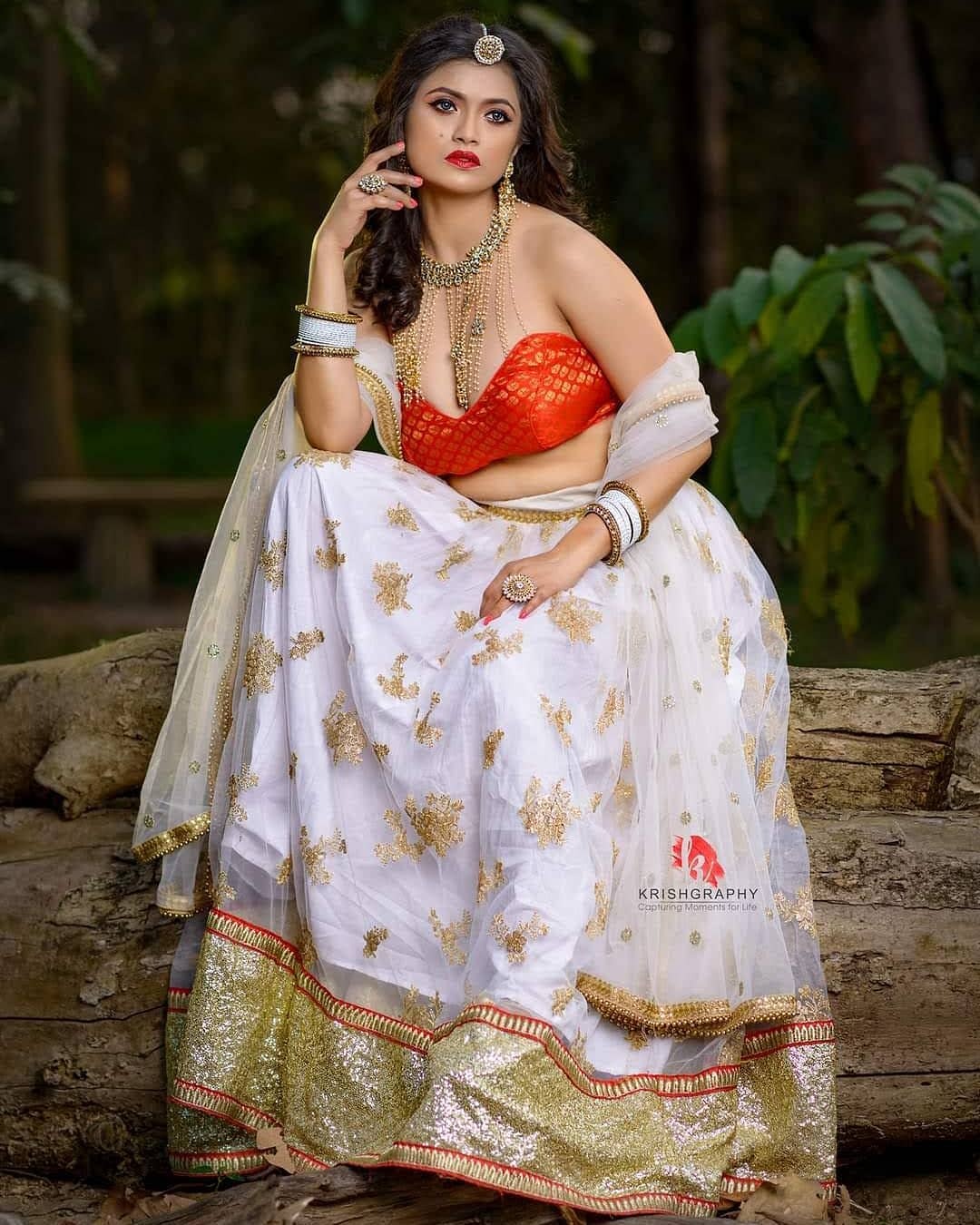 photos : புடவையில் அப்படியொரு அழகில் சொக்கவைக்கும் பிரியங்கா ராய்.. கலக்கலான லேட்டஸ்ட் க்ளிக்ஸ் இதோ!