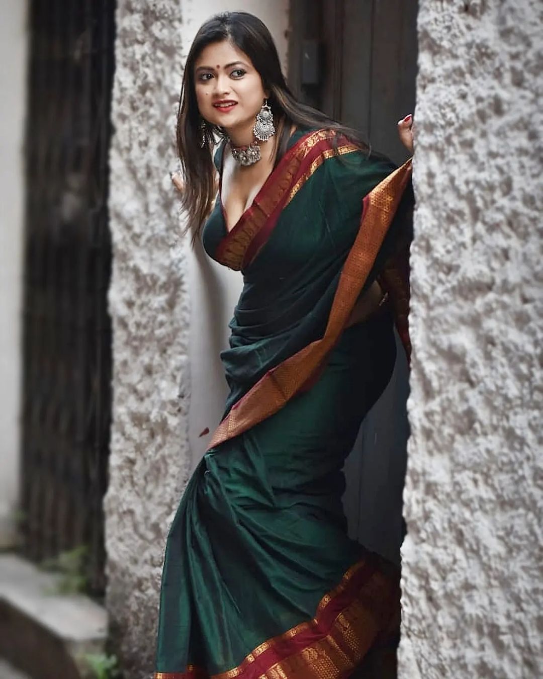 photos : புடவையில் அப்படியொரு அழகில் சொக்கவைக்கும் பிரியங்கா ராய்.. கலக்கலான லேட்டஸ்ட் க்ளிக்ஸ் இதோ!