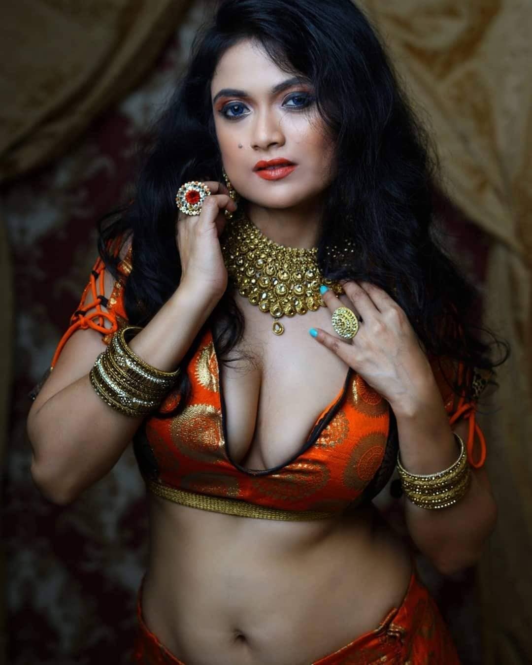 photos : புடவையில் அப்படியொரு அழகில் சொக்கவைக்கும் பிரியங்கா ராய்.. கலக்கலான லேட்டஸ்ட் க்ளிக்ஸ் இதோ!