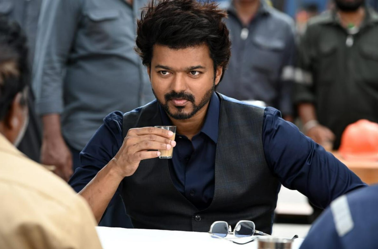 PHOTOS : ரசிகர்களை மெர்சல் செய்த 'வாரிசு' ட்ரைலர்.. விஜய் சொன்ன பஞ்ச் டயலாக்கை கவனிச்சீங்களா!