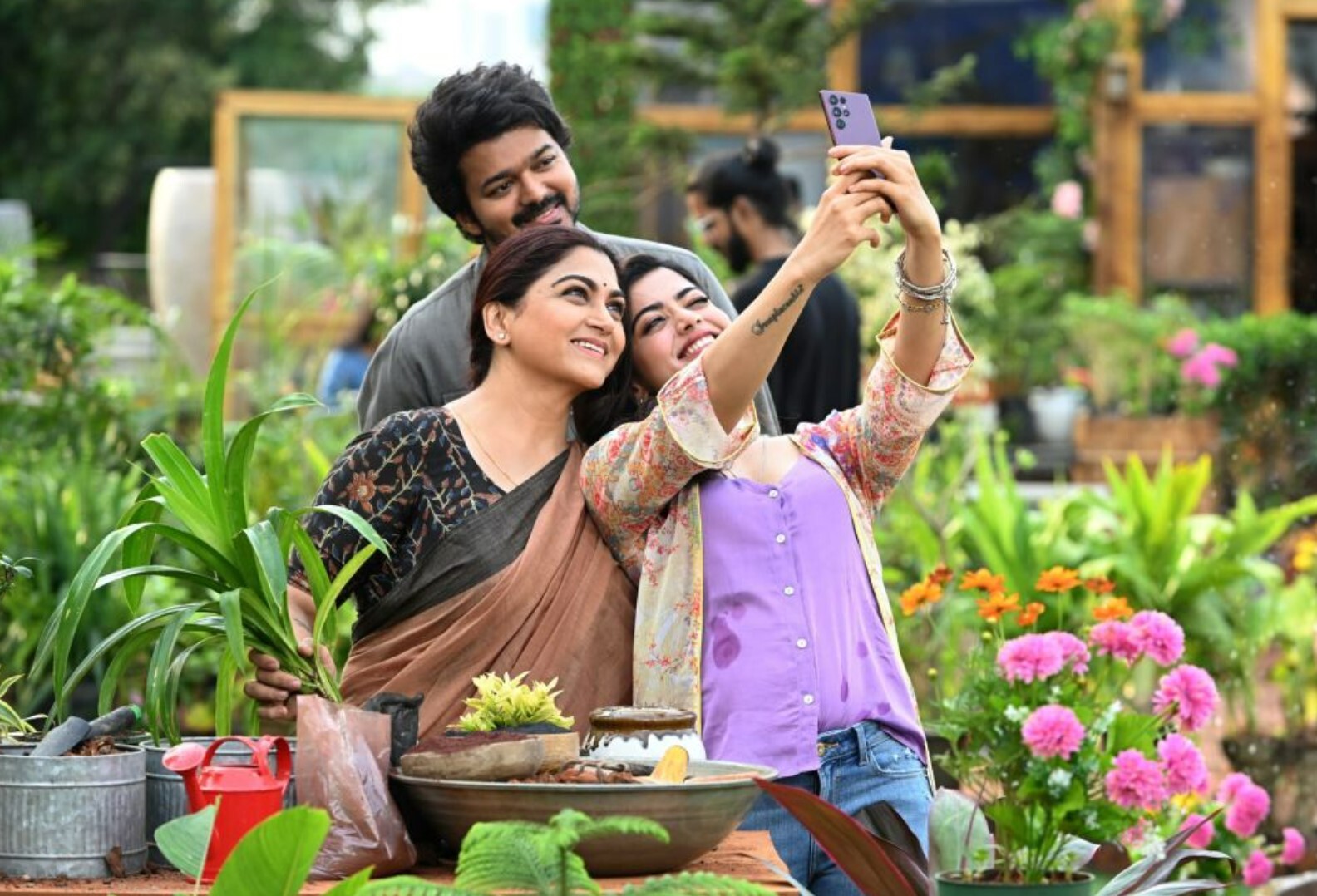 PHOTOS : ரசிகர்களை மெர்சல் செய்த 'வாரிசு' ட்ரைலர்.. விஜய் சொன்ன பஞ்ச் டயலாக்கை கவனிச்சீங்களா!