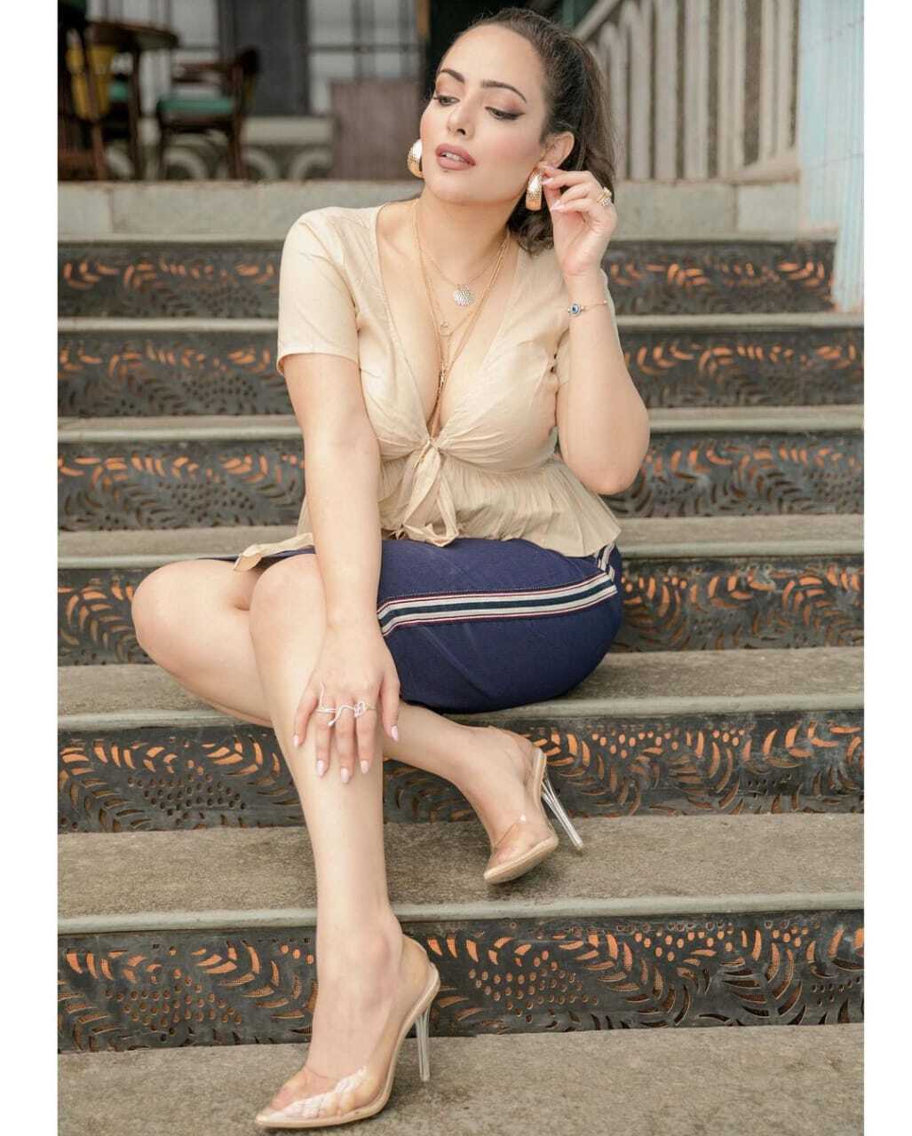 photos : க்யூட்டான ஸ்மைல போட்டு சாட்சிட்டாளே!  நடிகை அன்ஷால் முன்ஜால் அசரவைக்கும் ஸ்டில்ஸ் இதோ!