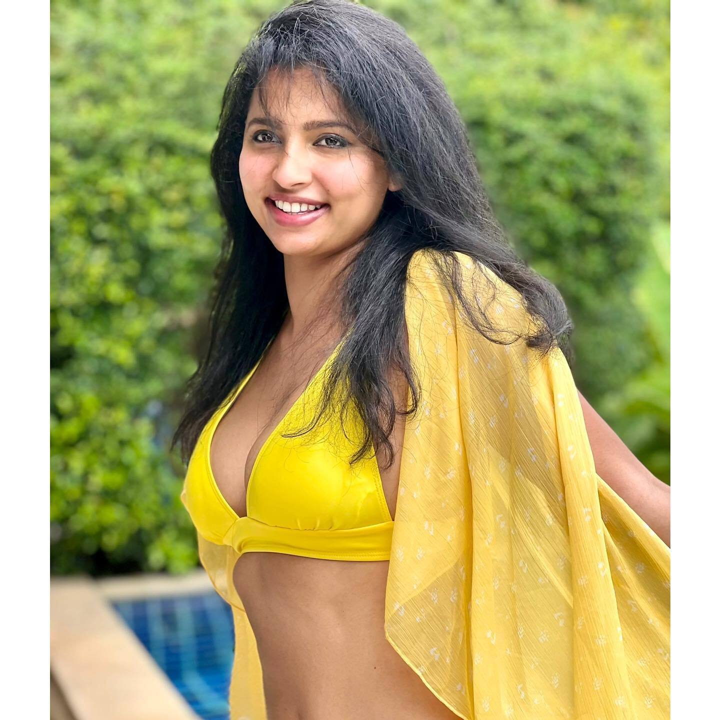 PHOTOS : அச்சச்சோ.. என்ன இப்படி மாறிட்டீங்க? கோல்ட் கலர் பிகினி ட்ரெஸ்ஸில் அசத்தும் அனிக்கா விக்ரமன்.!   