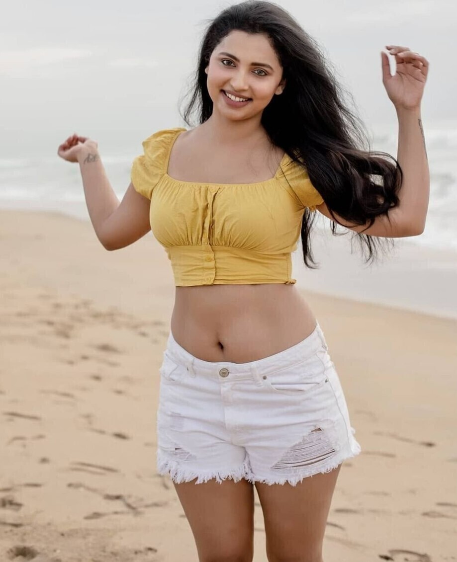 PHOTOS : அச்சச்சோ.. என்ன இப்படி மாறிட்டீங்க? கோல்ட் கலர் பிகினி ட்ரெஸ்ஸில் அசத்தும் அனிக்கா விக்ரமன்.!   