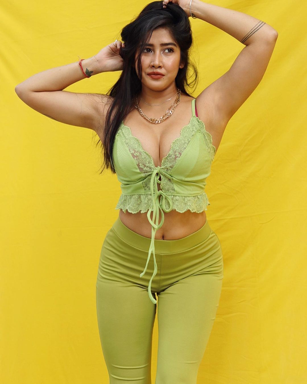 PHOTOS : அலையோடு விளையாடி.. பீச்சில் துள்ளி விளையாடும் மாடல் சோபியா அன்சாரி.. 