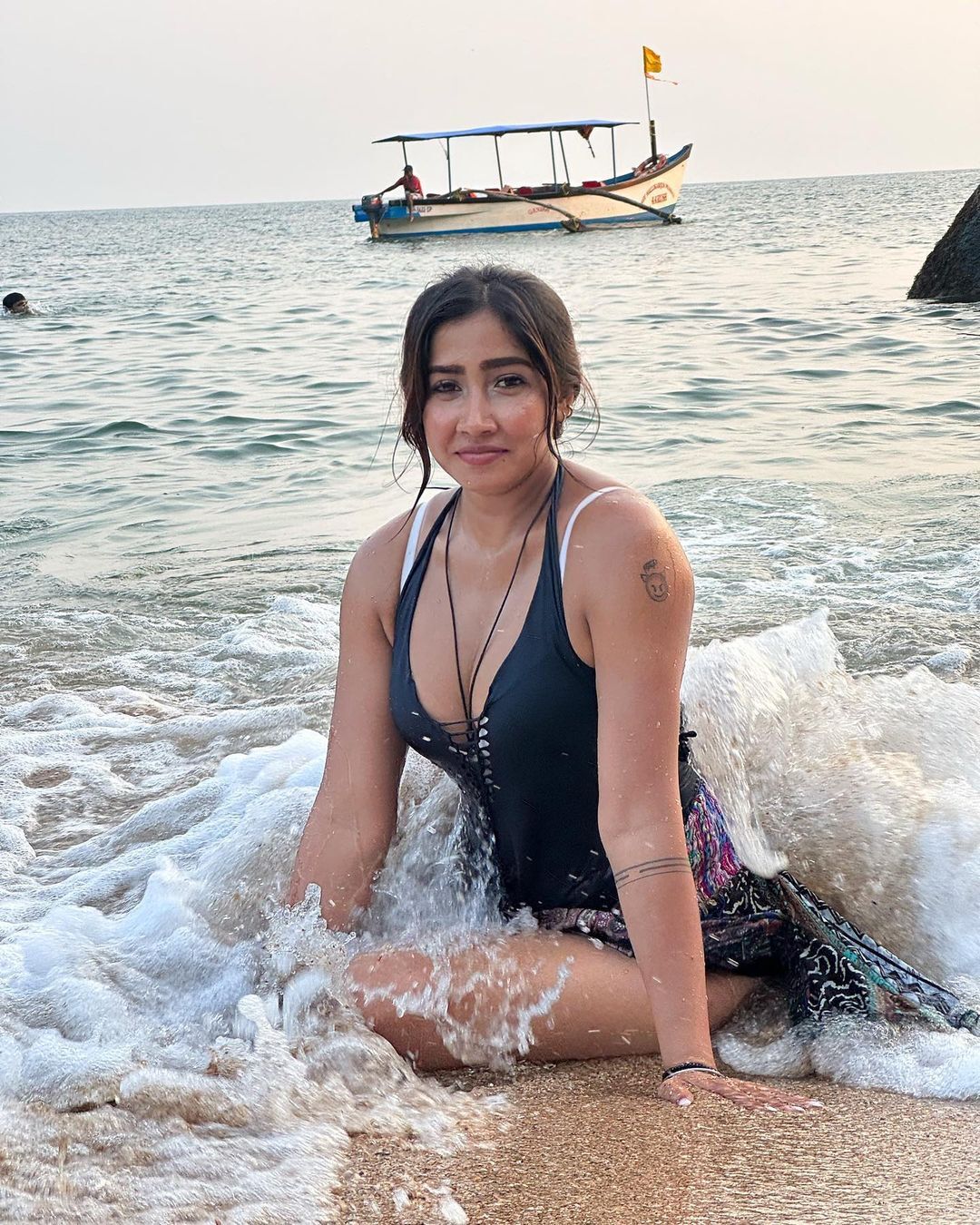 PHOTOS : அலையோடு விளையாடி.. பீச்சில் துள்ளி விளையாடும் மாடல் சோபியா அன்சாரி.. 