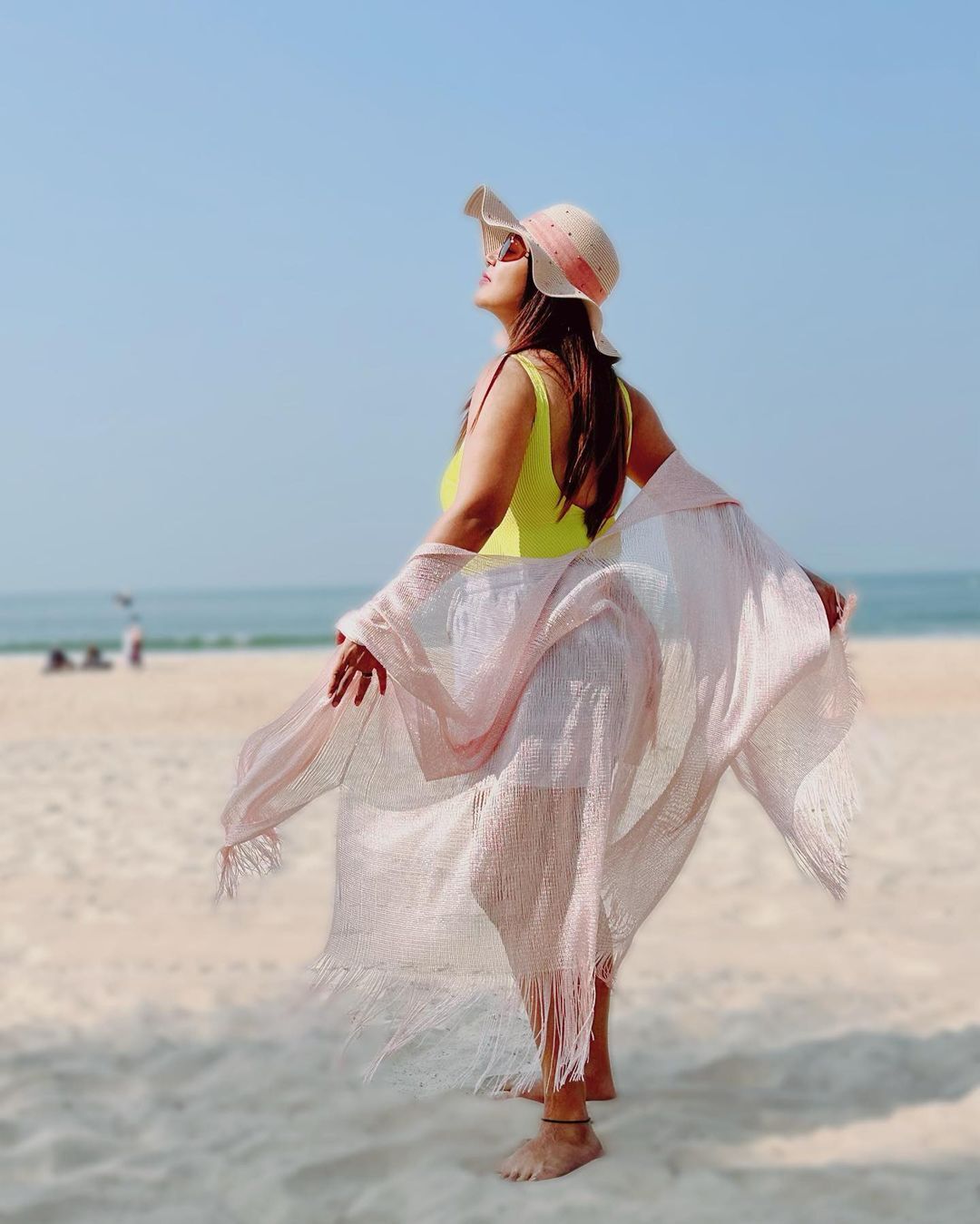 Photos: दो प्रेग्नेंसी के बाद भी गजब ढाहती हैं एक्ट्रेस देबिना बनर्जी, खूबसूरती पर बेशुमार प्यार लुटा रहे फैंस