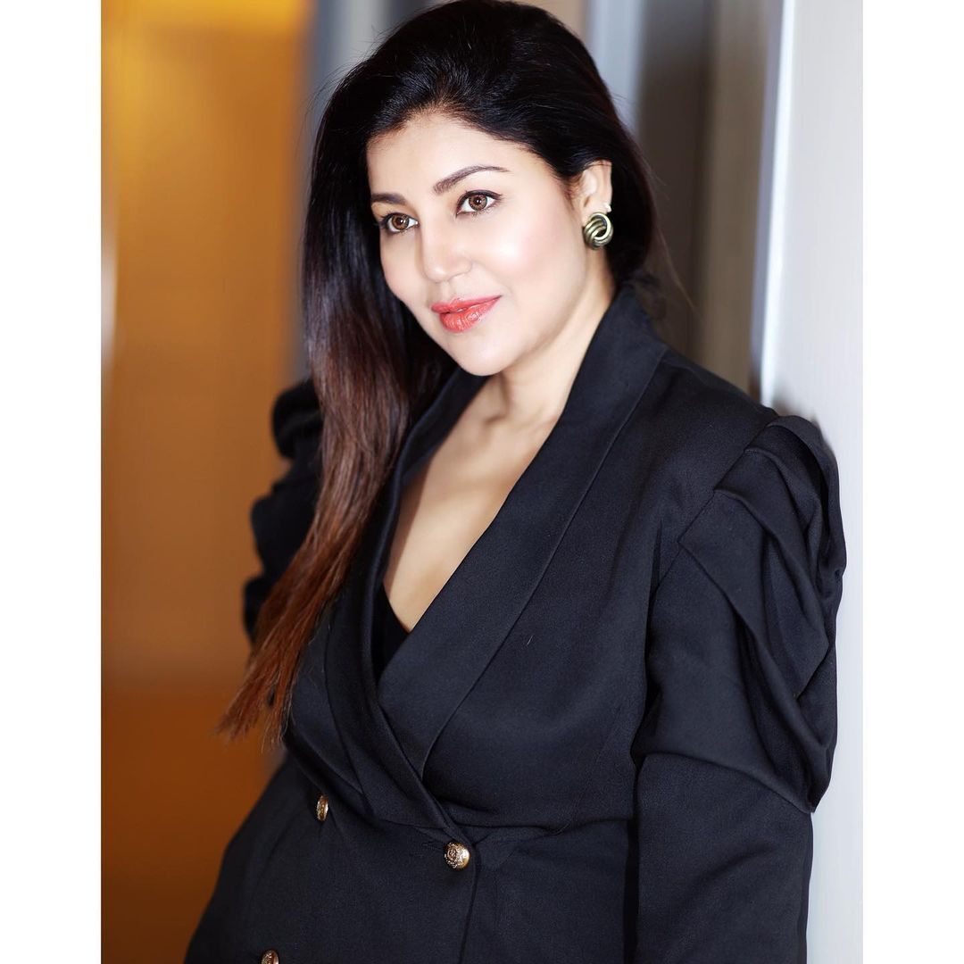 Photos: दो प्रेग्नेंसी के बाद भी गजब ढाहती हैं एक्ट्रेस देबिना बनर्जी, खूबसूरती पर बेशुमार प्यार लुटा रहे फैंस