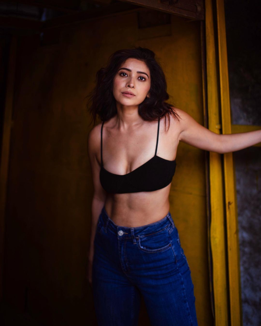 Photos: ब्रा पहनकर आशा नेगी ने तोड़ी बोल्डनेस की हदें, फैंस बोले- 'संस्कार मिट्टी में मिला दिए'