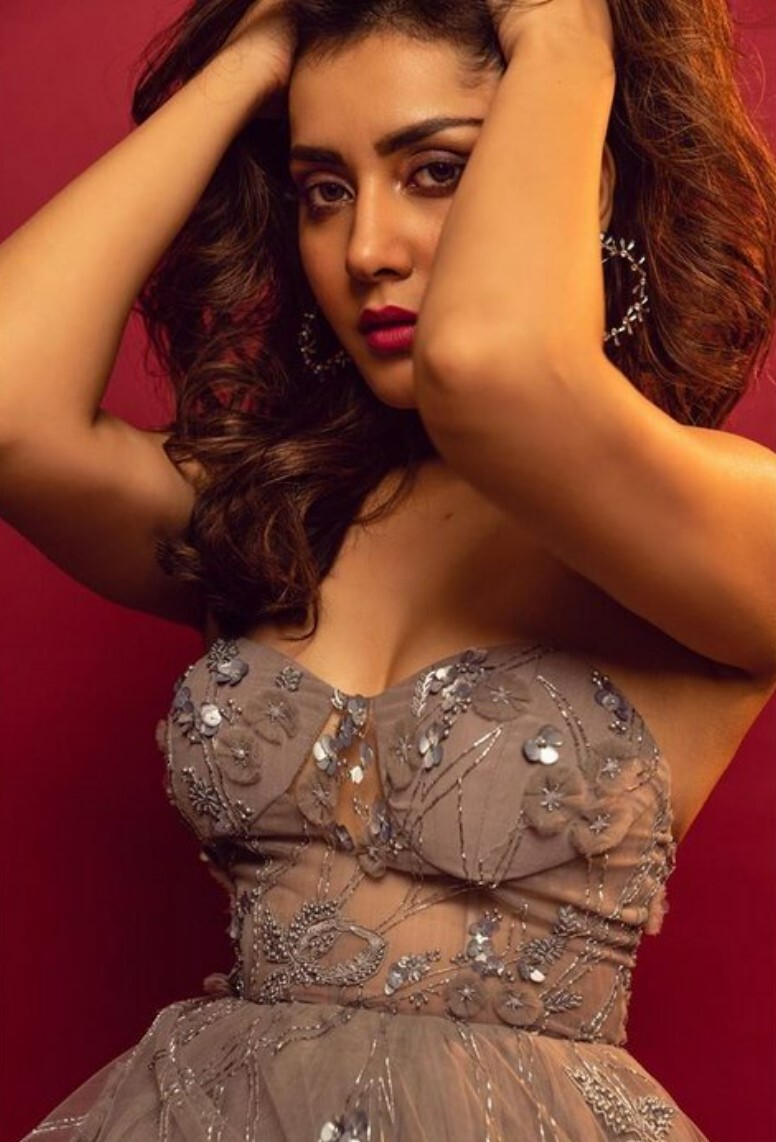 PHOTOS : வெள்ளை நிற உடையில் தேவதை போல்.. ராஷி கண்ணாவின் ஸ்டன்னிங் போட்டோஸ்.. 