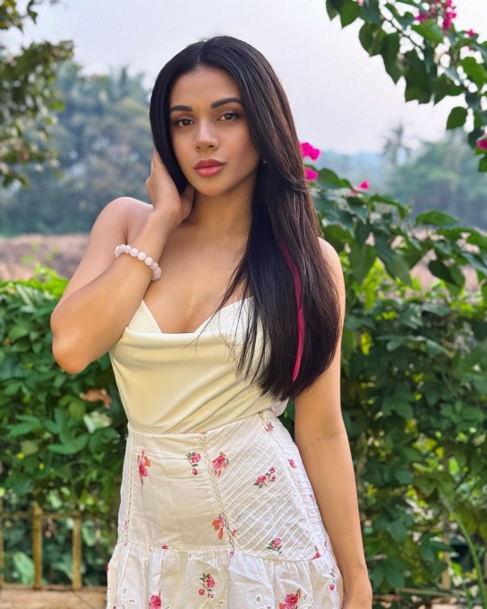 photos : டைட் கவுனில் வசீகரிக்கும் பார்வை.. மாடல் அழகி ஷனயா ஜோஷியின் லேட்டஸ்ட் பிக்ஸ் இதோ!