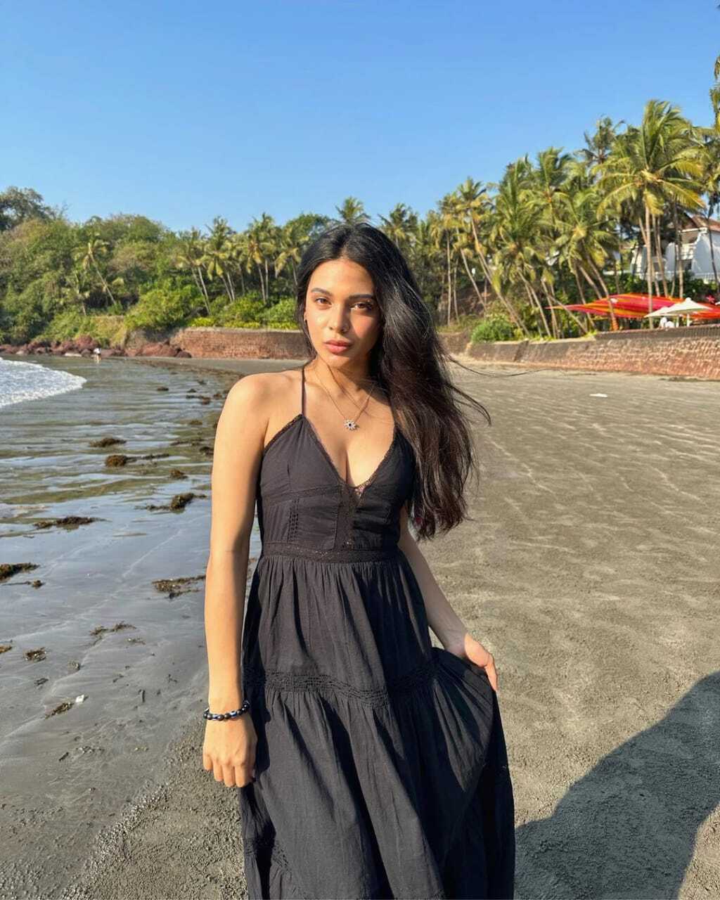 photos : டைட் கவுனில் வசீகரிக்கும் பார்வை.. மாடல் அழகி ஷனயா ஜோஷியின் லேட்டஸ்ட் பிக்ஸ் இதோ!