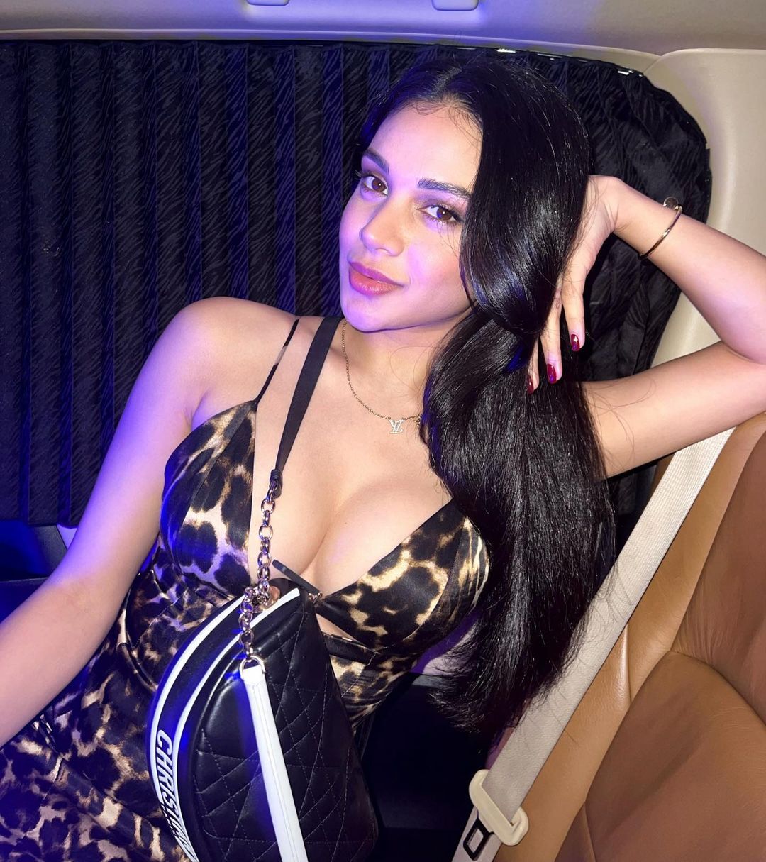 photos : டைட் கவுனில் வசீகரிக்கும் பார்வை.. மாடல் அழகி ஷனயா ஜோஷியின் லேட்டஸ்ட் பிக்ஸ் இதோ!